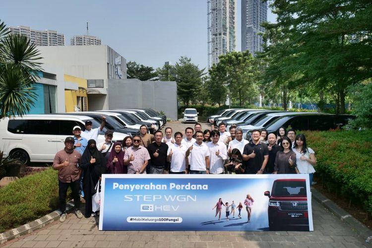 Honda Step WGN e:HEV, GIIAS 2025, kenyamanan keluarga, teknologi hybrid, 20 Unit Perdana Honda Step WGN e:HEV Diserahkan di GIIAS 2025
