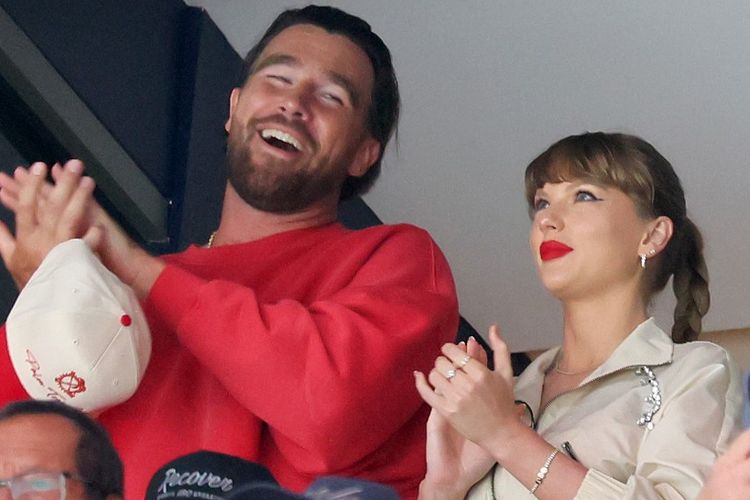 Taylor Swift, Taylor Swift bertunangan, Travis Kelce, taylor swift tunangan, taylor swift dilamar, pertunangan taylor swift, travis kelce tinggi, travis kelce gaji, travis kelce atlet apa, Travis Kelce Melamar Taylor Swift, Ini Perjalanan Karier dan Cintanya