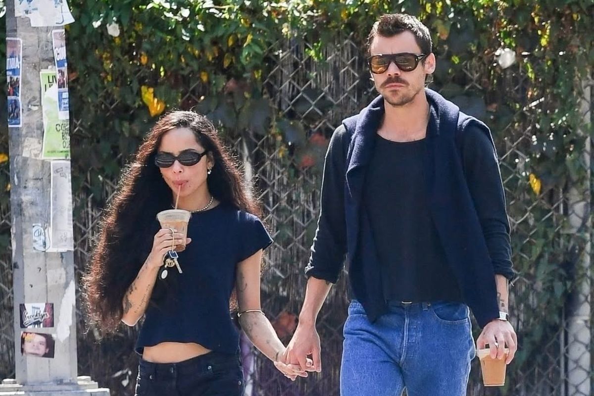 Harry Styles, Cincin tunangan, Cincin Tunangan Zoë Kravitz dari Harry Styles, Desain Minimalis dengan Nilai Fantastis, Dikonfirmasi setelah beberapa kali terlihat bersama, Desain cincin sederhana, tetapi bernilai tinggi, Gaya minimalis tetap terlihat dalam pilihan cincin, Estimasi ukuran dan nilai bervariasi menurut ahli, Tetap mencolok meski dipadukan dengan gaya santai