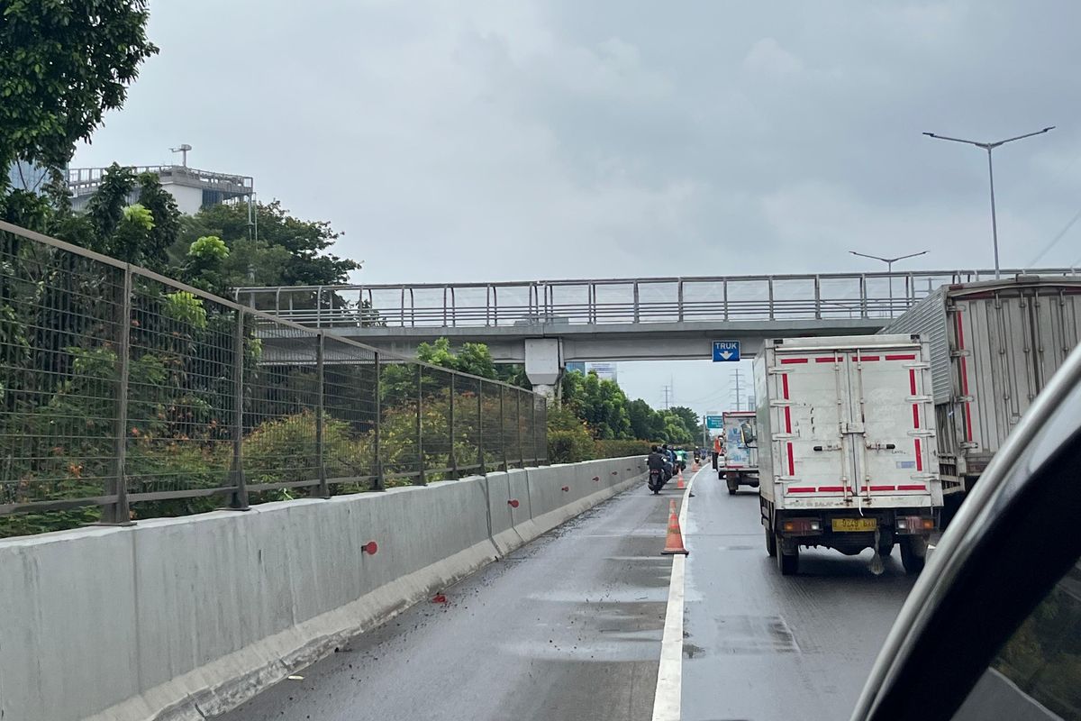 banjir, Banjir di Puri Jakarta Barat, Motor Boleh Masuk Jalan Tol