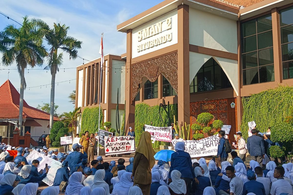 situbondo, penebangan pohon, sman 2 situbondo, siswa demo penebangan pohon, kepsek menebang pohon, penebangan pohon di sekolah didemo, demo siswa, demo siswa situbondo, Ratusan Siswa SMAN 2 Situbondo Demo, Protes Penebangan Pohon dan Desak Kepala Sekolah Dicopot