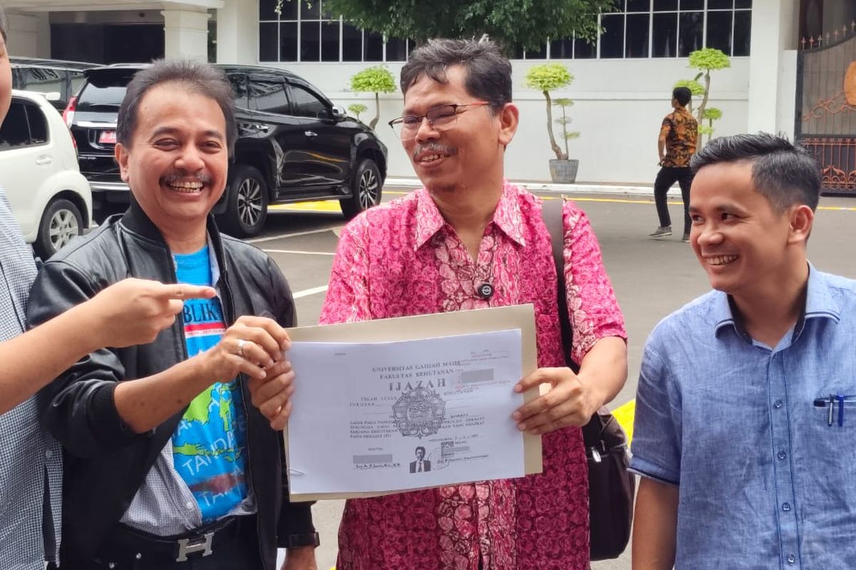 tersangka, Roy Suryo, Jokowi, ijazah palsu Jokowi, tersangka kasus ijazah palsu jokowi, Daftar 8 Tersangka Kasus Ijazah Palsu Jokowi, Termasuk Roy Suryo, Daftar tersangka kasus ijazah palsu Jokowi, Pasal yang dikenakan kepada tersangka, Penyidikan kasus ijazah palsu Jokowi, Barang bukti yang diberikan oleh Jokowi, Jokowi klarifikasi tuduhan ijazah Palsu, Bareskrim Polri pastikan keaslian ijazah Jokowi