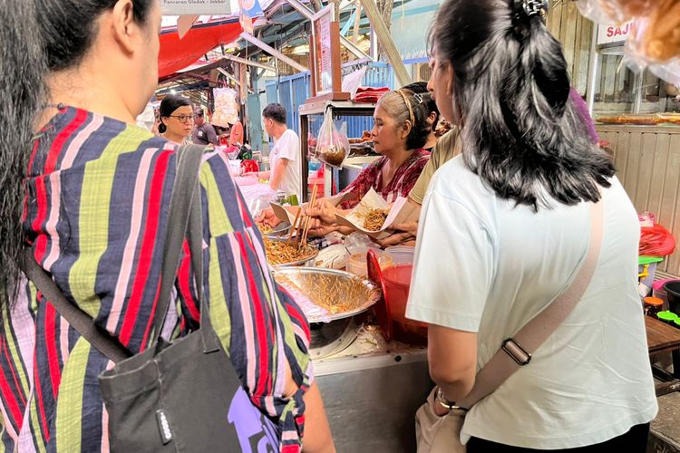 Cap Go Meh, Imlek, Glodok, Perayaan Cap Go Meh Glodok 2026, Intip Wisata Kuliner di Sana, 1. Mie Lanzhou, 2. Bakso Pikul , 3. Mie Baskom Mak Atun, 4. Kedai Lao Hoe, 5. Cempedak Cik Lina, 6. Little Salt Bread, 7. Kuotie Shantung Ling, 8. Djauw Coffee, 9. Donat Ellie, 10. Kopi Sederhana d/h Kit Cong Kie atau Kopi Es Tak Kie