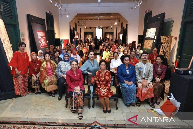 Wastra Indonesia, wastra Indonesia, warna merah budaya China, akulturasi budaya Indonesia China, sejarah kain tradisional, warna merah wastra indonesia, warna merah pengaruh china, Warna Merah dari Budaya China Pengaruhi Wastra Indonesia