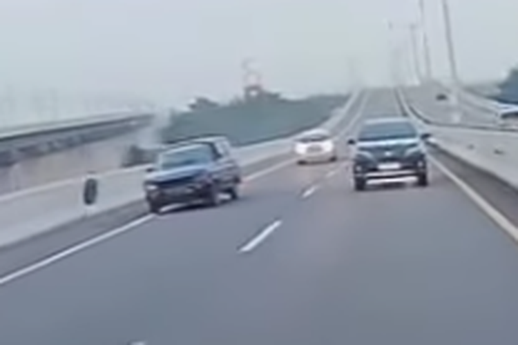 Roda mobil lepas, Penyebab roda mobil lepas, Roda belakang panther lepas, ban belakang lepas, Video Saat Ban Belakang Isuzu Panther Terlepas di Jalan Tol