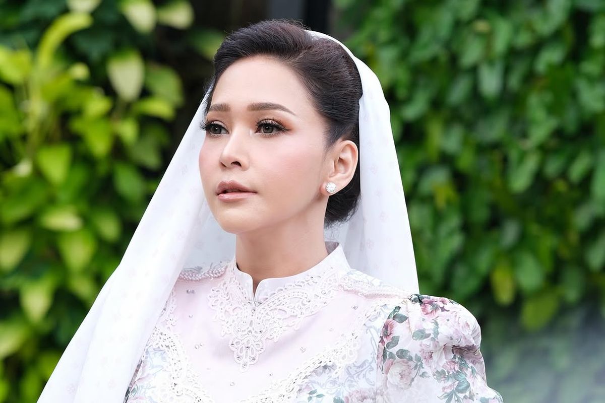 Maia Estianty Tampil Anggun di Pengajian 7 Bulan Kehamilan Alyssa, Intip Detailnya, Rancangan Ivan Gunawan dengan proses dadakan, Detail floral, Riasan natural dan glowing, Tatanan rambut berkelas