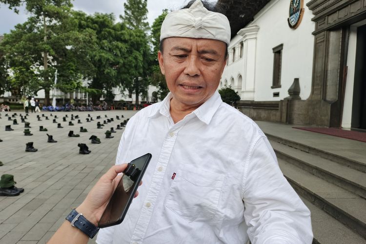 Pemerintah Provinsi Jawa Barat, Orangtua murid, surat pernyataan, Herman Suryatman, Pemprov Jabar, orangtua siswa, Sekda Jabar, orangtua murid, kriminalisasi guru, Jabar Wajibkan Orangtua Murid Teken Janji Tak Kriminalisasi Guru, Apa Dasar Kebijakannya?