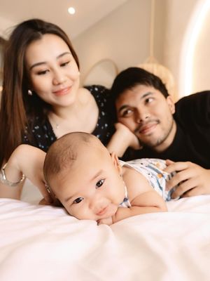 Aaliyah Massaid, Thariq Halilintar, Aaliyah Massaid dan Thariq Halilintar, aaliyah massaid jadi ibu, baby arash anak thariq, 7 Momen Hangat Aaliyah Massaid dan Thariq Halilintar dengan Baby Arash yang Berusia 3 Bulan, 1. Momen hangat keluarga kecil, 2. Busana sporty, 3. Thariq gendong dan cium Baby Arash, 4. Peluk hangat ibu, 5. Baby Arash tengkurap di kasur, 6. Momen bertiga di dekat jendela, 7. Kebersamaan penuh tawa