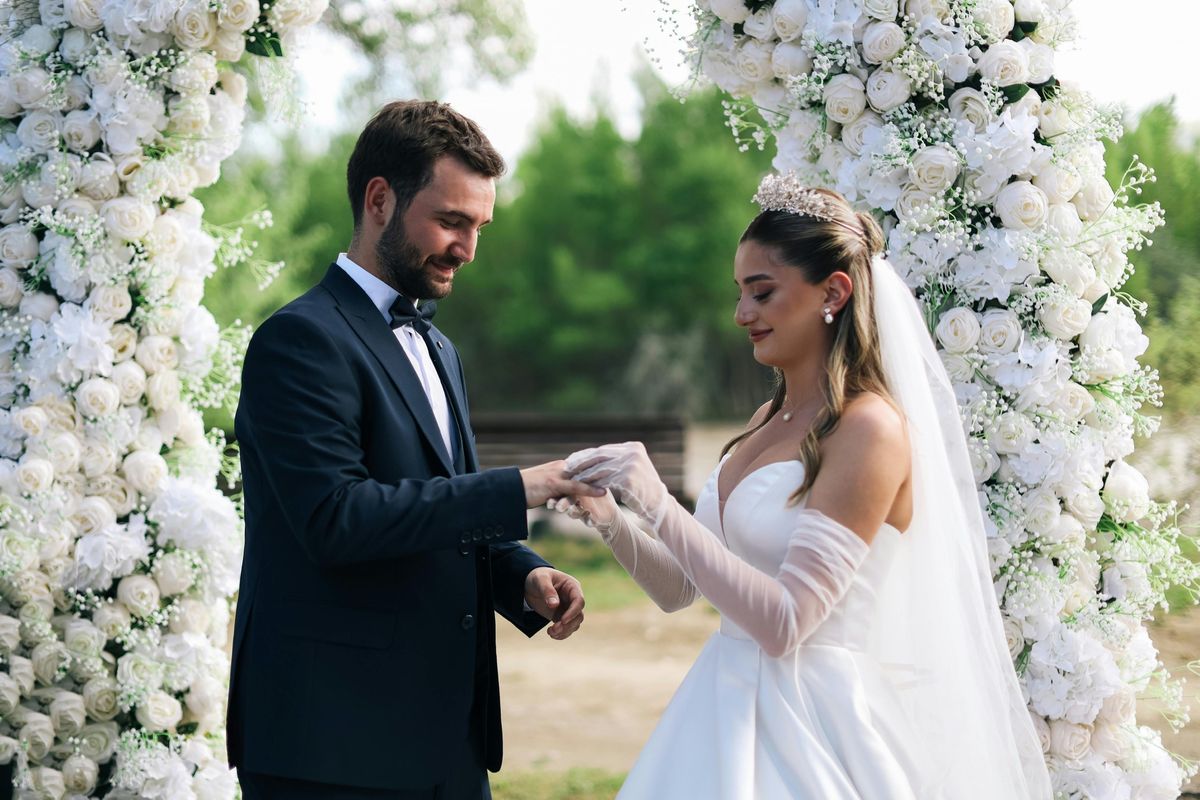 tren jas pengantin pria 2025, jas pengantin pria, tren jas pria pengantin, dasi kupu kupu, Tren Jas Pengantin Pria 2025, Back to Basic dengan Dasi Kupu-kupu
