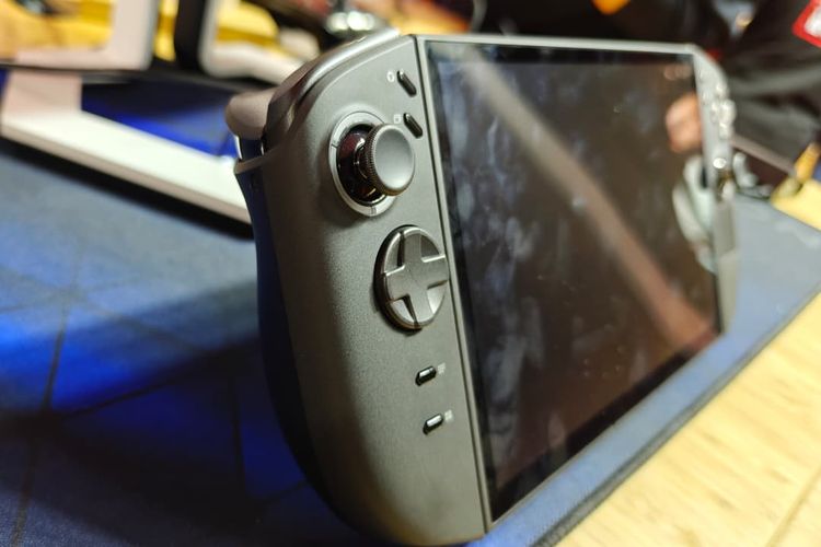 Lenovo, konsol, konsol handheld, legion go, Legion Go 2, Mencoba Langsung Konsol Genggam Lenovo Legion Go 2 di Berlin, Punya 30 Tombol dan Port, Punya banyak tombol, port dan layar OLED, Controller lepas pasang, dukung 3 mode game, Spesifikasi Lenovo Legion Go 2, Harga Lenovo Legion Go 2