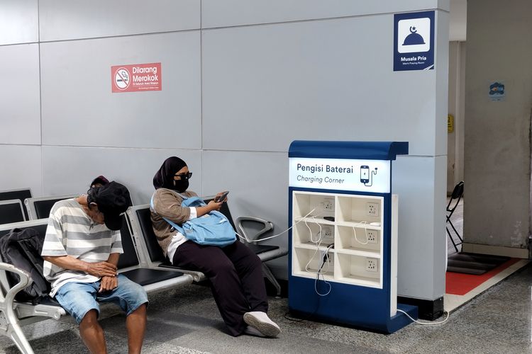 Stasiun Jatinegara, Lokasi Ruang Tunggu di Stasiun Jatinegara, Ada Meja dan Colokan
