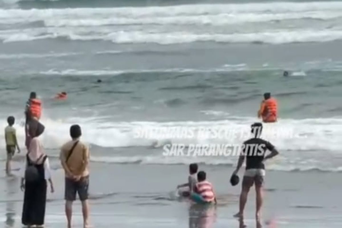 Pantai Parangtritis, laka laut, rip current, Asyik Bermain Ombak, Dua Remaja Grobogan Terseret Rip Current Pantai Parangtritis
