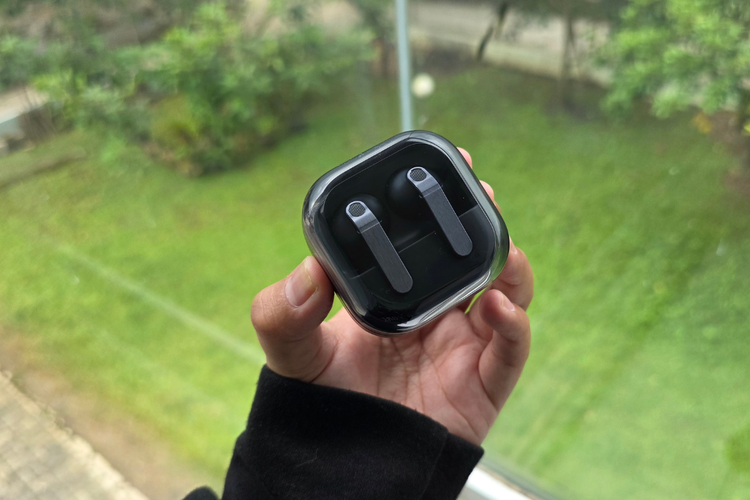 Samsung, Galaxy Buds 4 Pro, earbuds, Saya Tak Selalu Nyaman Pakai Earbuds, Tapi Galaxy Buds 4 Pro Beri Pengalaman Berbeda..., Nyaman dipakai berjam-jam, ANC lebih kedap, tapi tidak "menekan", Suara lebih halus, ringan, jelas, natural, Gestur responsif dan mudah dikontrol, Daya tahan baterai cukup lama, Kesimpulan