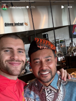 Maarten Paes, Ajax, Eredivisie, Ajax Amsterdam, Denny Landzaat, Liga Belanda, Liga Belanda 2025-2026, Maarten Paes Puji Jamuan Makan Siang Menu Indonesia di Ajax, Denny Landzaat Pakai Batik