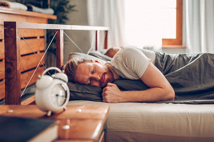 stres, posisi tidur, tanda stres, posisi tidur menandakan stress, cara mengatasi stres saat tidur, posisi tidur saat stres, posisi tidur orang stres, 4 Posisi Tidur yang Menandakan Kamu Sedang Stres, Ada Tengkurap, 1. Posisi janin, 2. Posisi tengkurap atau “terjun bebas”, 3. Tidur dengan tangan terkepal, 4. Berguling-guling sepanjang malam