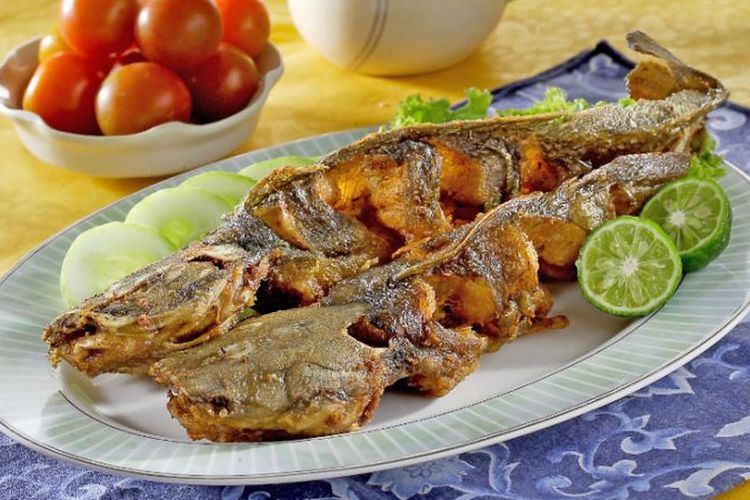 cara goreng lele garing, lele goreng anti muncrat, tips goreng ikan renyah, cara masak lele tidak hancur, cara goreng lele biar garing, Cara Goreng Lele Garing Maksimal dan Minyak Tak Muncrat, Taburkan Ini!, Taburi Tepung ke Dalam Minyak, Gunakan Wajan Cekung dan Kering, Tuangkan Minyak Banyak dan Panaskan Sempurna, Masak Secara Bertahap, Jangan Dibolak-Balik Terlalu Sering