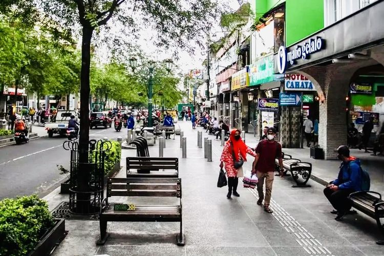 liburan, Jogja, Itinerary Libur Akhir Tahun 2 Hari 1 Malam di Yogyakarta, Cek di Sini, Hari 1: Jejak Spiritual di Pantai Ngobaran dan Malam di Alun-alun Kidul, Hari 2: Menelusuri Malioboro, Siang: Wisata Kuliner dan Oleh-oleh, Panduan Akses Transportasi Yogyakarta