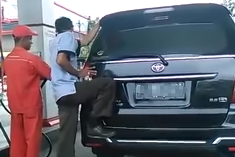 tangki mobil, Fakta di Balik Kebiasaan Menggoyang Mobil Saat Mengisi BBM