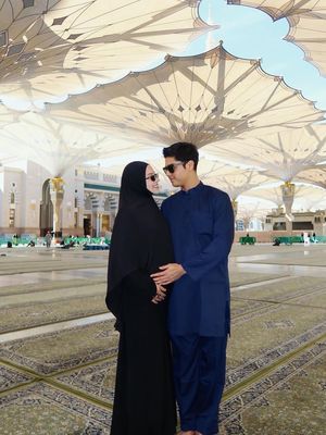 Alyssa Daguise, Maia Estianty, Tampil Kembaran dengan Maia Estianty, Ini 9 Gaya Umrah Alyssa Daguise, 1. Tampil kembaran dengan Maia Estianty, 2. Gamis nyaman untuk ibu hamil 4 bulan, 3. Abaya hitam polos yang klasik, 4. Hijab hitam minimalis, 5. Busana warna netral bernuansa earthy, 6. Siluet longgar yang mengutamakan kenyamanan, 7. Makeup natural yang nyaris tanpa polesan, 8. Tampilan serasi dengan pasangan, 9. Busana putih yang bersih dan menenangkan