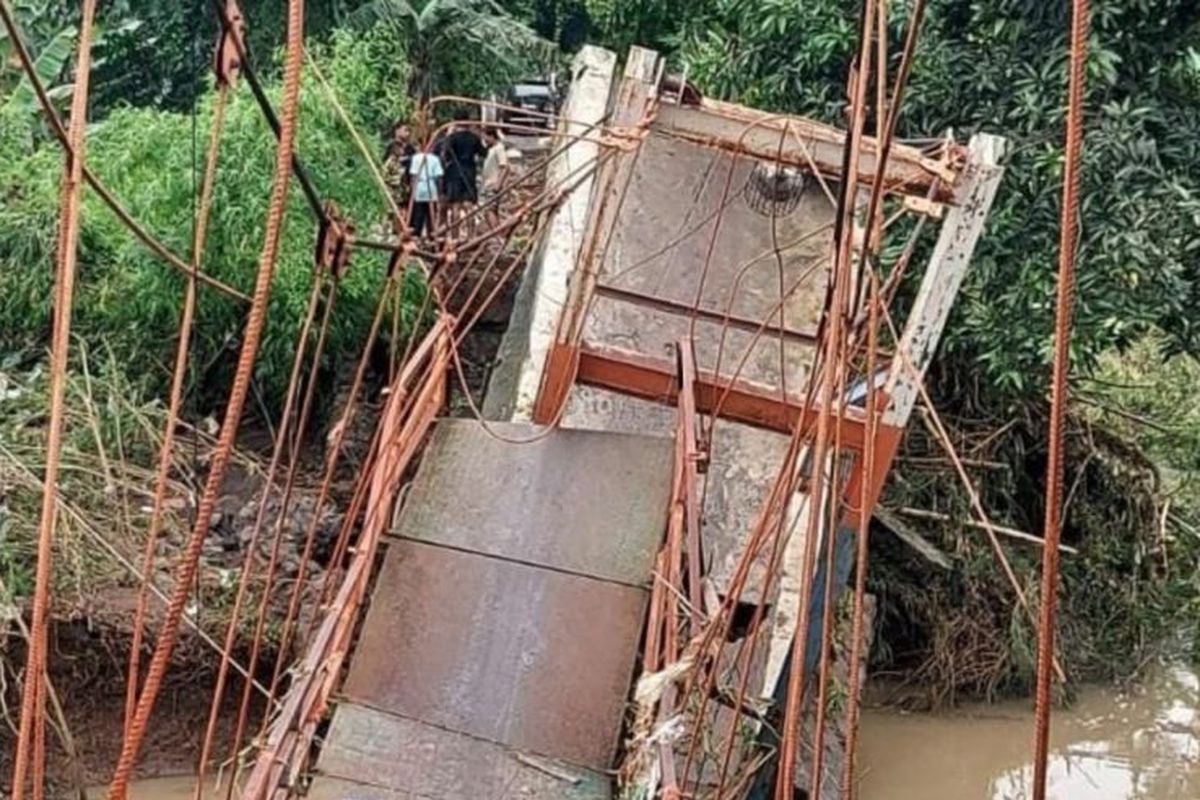 cuaca ekstrem, Banjir dan Cuaca Ekstrem Putus 5 Jembatan hingga Rusak Sekolah di Probolinggo, Berapa jembatan yang terdampak banjir?, Bagaimana dampak kerusakan jembatan bagi warga?, Selain jembatan, infrastruktur apa saja yang rusak?, Apa saja bencana lain yang terjadi di Probolinggo?