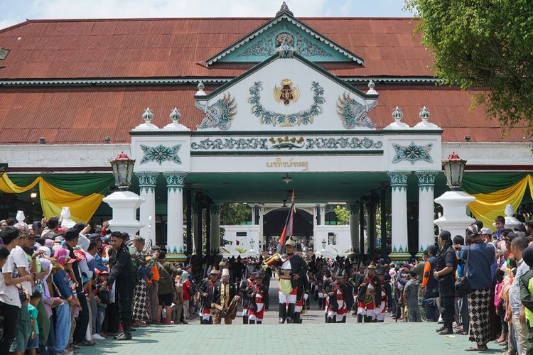 Keraton Solo, Keraton Yogyakarta, Keraton Surakarta, Perjanjian Giyanti, Sejarah Keraton Surakarta, Sejarah Keraton Yogyakarta, Keraton Solo dan Jogja Tua Mana? Ini Sejarah dan Kronologi Berdirinya, Keraton Solo: Berdiri Lebih Dulu Tahun 1744, Keraton Yogyakarta: Berdiri Setahun Setelah Perjanjian Giyanti, Asal-Usul Perpecahan Mataram Islam, Perbedaan Tradisi dan Identitas Budaya, Arsitektur dan Warisan Budaya, Jadi, Mana yang Lebih Tua?