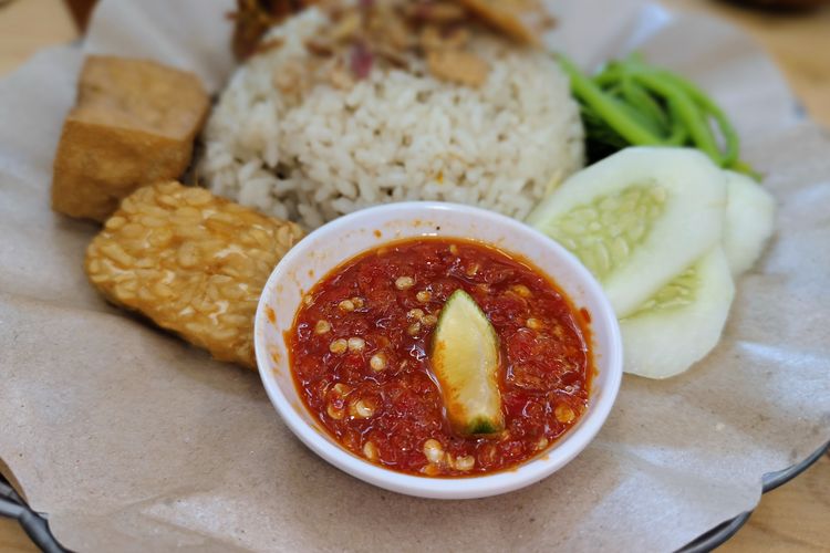 sambal tempong, Cara Bikin Sambal Tempong Khas Banyuwangi, Pedasnya Nampol Bikin Nagih, Siapkan bahan segar, Ulek bahan utama, Tambahkan tomat, Sentuhan terakhir
