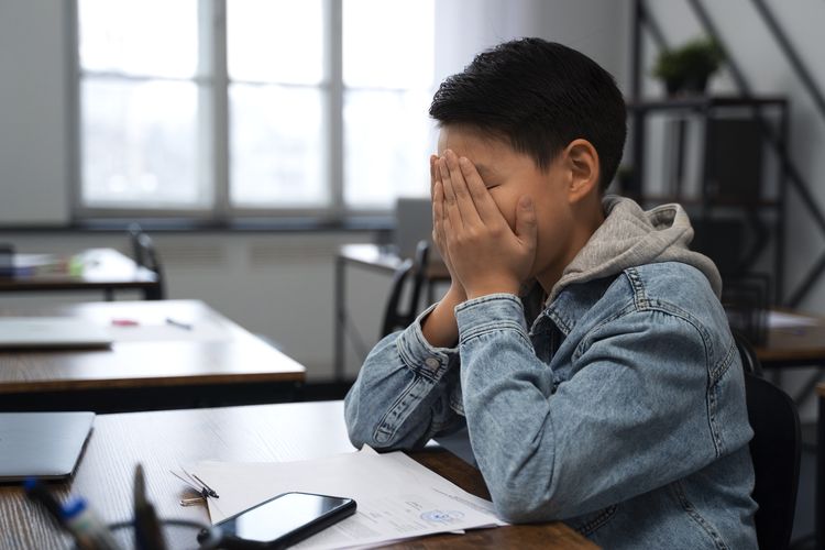 membentak anak, dibentak orangtua, dibentak orang tua, anak dibentak orang tua, penyebab anak dibentak, bahaya anak dibentak, dimarahi orangtua, bentak anak, 5 Dampak Buruk pada Mental Anak yang Sering Dibentak Orangtua, 1. Anak bisa trauma, 2. Punya kepercayaan diri yang rendah, 3. Mudah cemas, 4. Tidak bisa mengelola emosi, 5. Depresi jangka panjang
