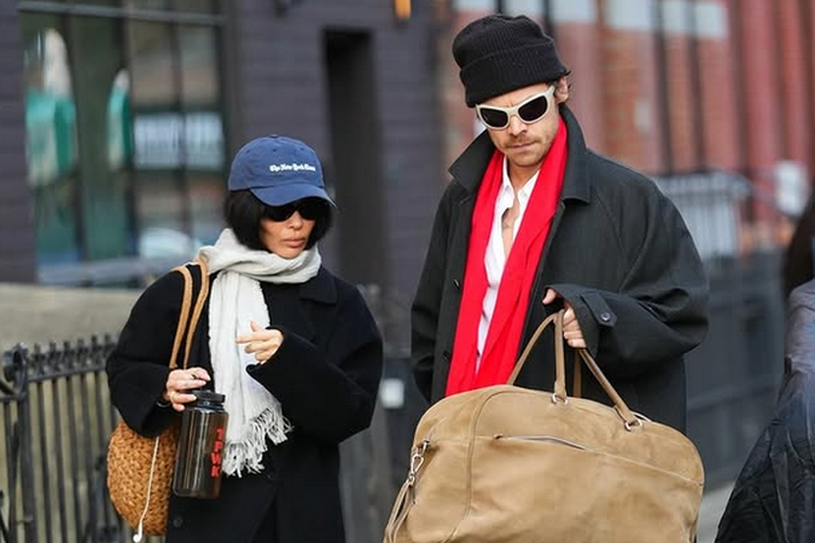 Harry Styles, Perjalanan Cinta Harry Styles dan Zoë Kravitz, dari Roma hingga Dikabarkan Bertunangan, Awal hubungan dari Roma hingga New York, Kedekatan yang terlihat semakin intens, Cincin berlian yang memicu spekulasi, Arah hubungan yang semakin jelas, Belum ada konfirmasi, tapi tanda semakin kuat