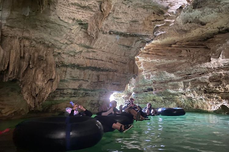 Yogyakarta, 7 Tempat Liburan di Gunungkidul Selain Pantai yang Paling Populer, 1. Goa Pindul (Bejiharjo, Karangmojo), 2. Goa Jomblang (Pacarejo, Semanu), 3. Air Terjun Sri Gethuk (Bleberan, Playen), 4. Gunung Api Purba Nglanggeran (Nglanggeran, Patuk), 5. Embung Nglanggeran (Nglanggeran, Patuk), 6. Kalisuci Cave Tubing (Pacarejo, Semanu), 7. Geosite Gunung Gentong (Ngalang, Gedangsari)