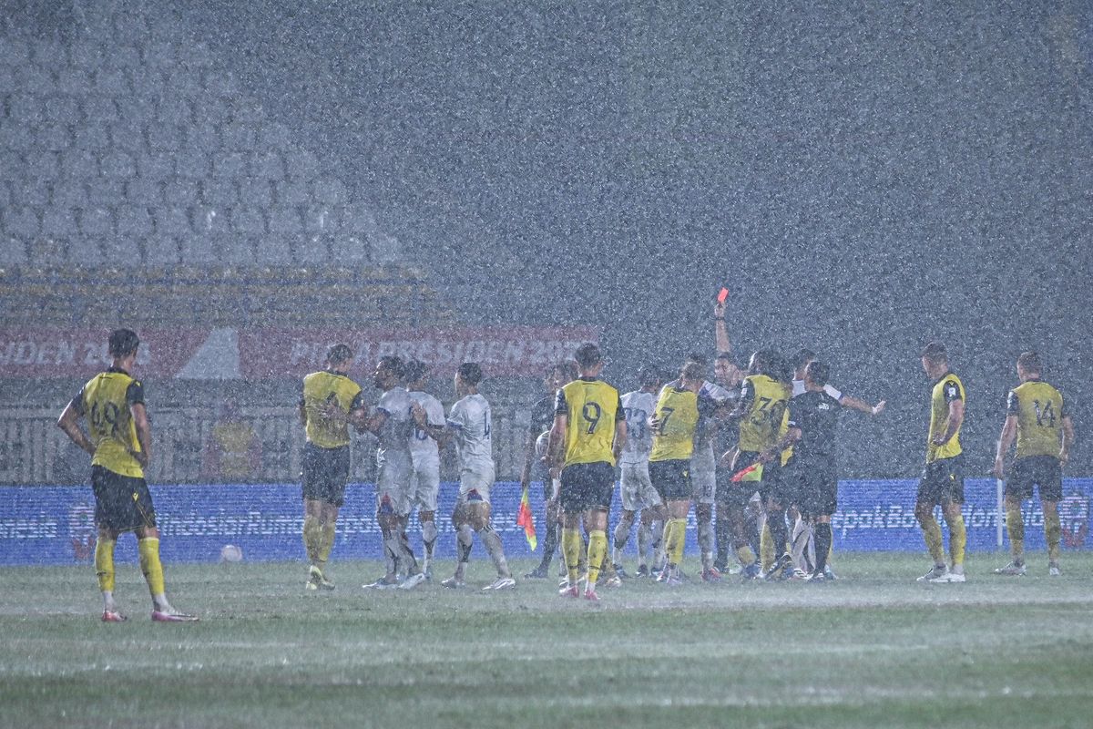Oxford United, Gary Rowett, Piala Presiden 2025, Oxford United vs Port FC, Pelatih Oxford United Bersyukur Pemainnya Tidak Patah Kaki di Piala Presiden