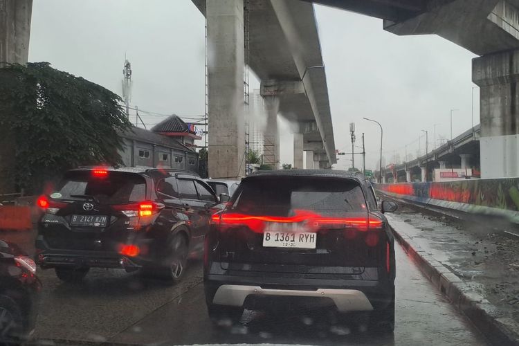 Tol Jagorawi, banjir, genangan air, Hujan Reda, Kondisi Tol Dalam Kota Mulai Kondusif
