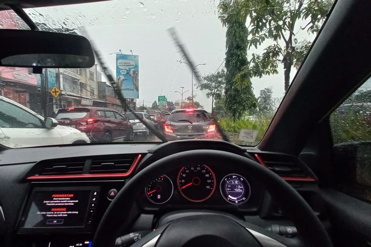 lampu utama, Lampu Utama Saat Hujan Lebat: Bukan Cuma Melihat, Tapi Terlihat!