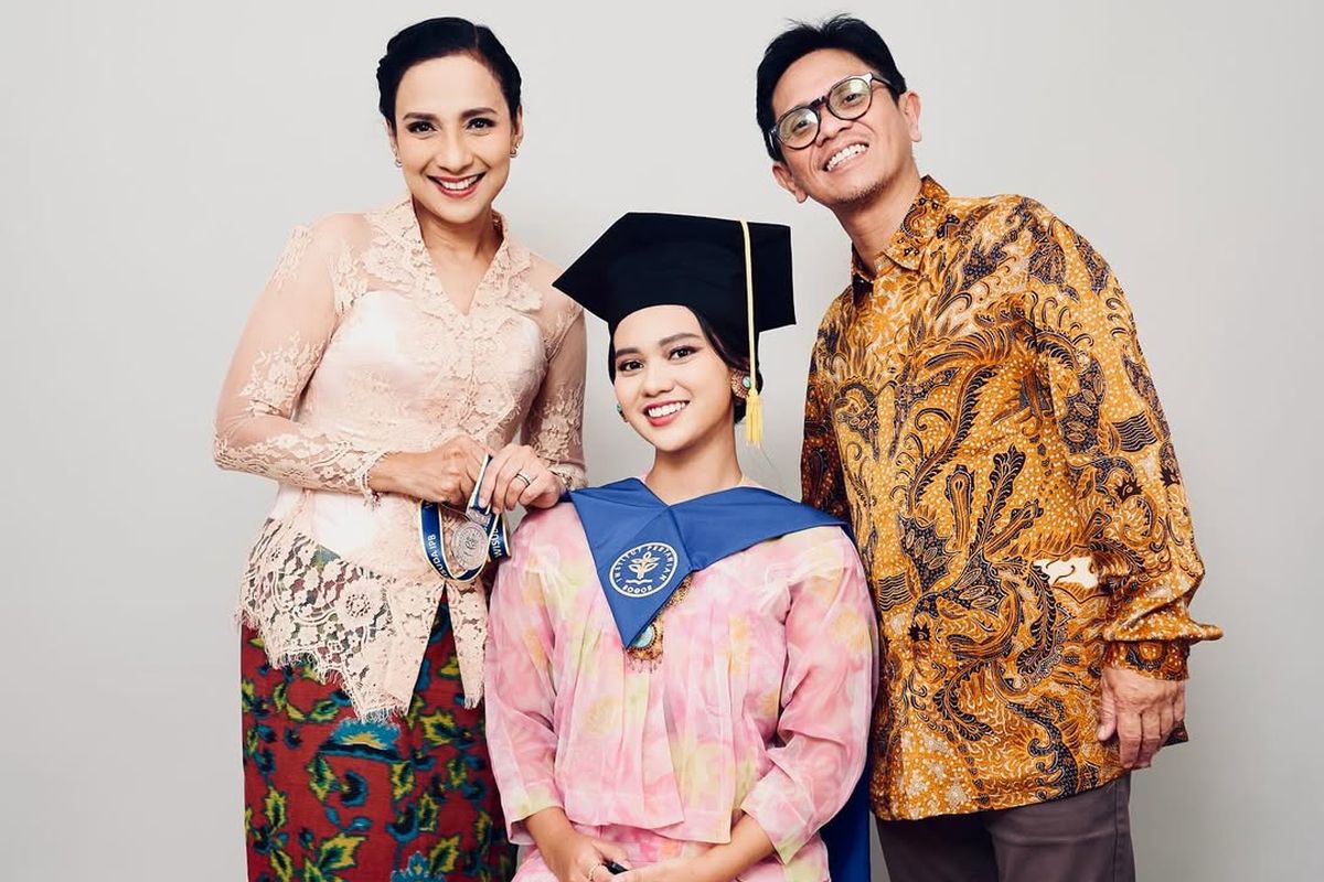 Shahnaz Haque, putri shahnaz haque, charlotte ramadhan, outfit wisuda, wisuda vintage, 6 Outfit Wisuda Putri Shahnaz Haque, Pakai Setelan Milik Sang Nenek, 1. Setelan pink warisan keluarga, 2. Motif floral, 3. Potongan klasik, 4. Aksesori, 5. Heels, 6. Makeup natural