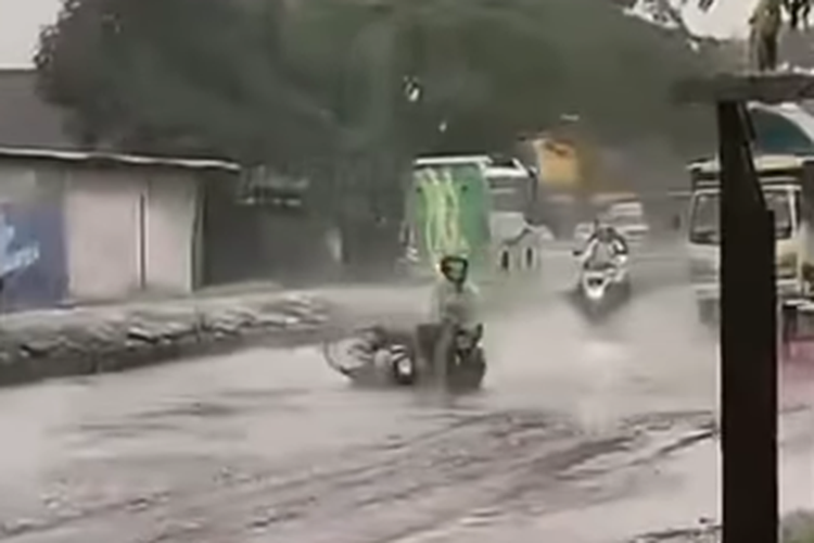 Jalan berlubang, musim hujan, Aquaplaning, Jangan Abaikan, Ini 2 Risiko Fatal Berkendara di Musim Hujan