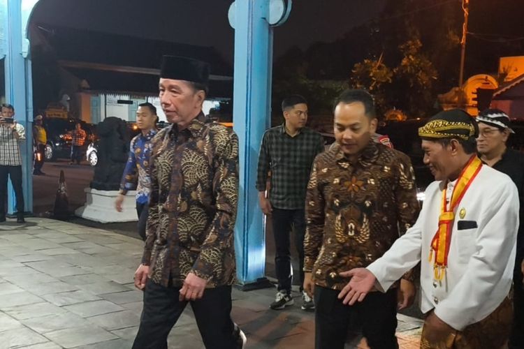 Jokowi, raja keraton Solo, gibran, PB XIII, Pakubuwono XIII, Raja Keraton Surakarta, Pakubuwono XIII meninggal dunia, Kala Jokowi dan Gibran Melayat Raja Keraton Solo PB XIII