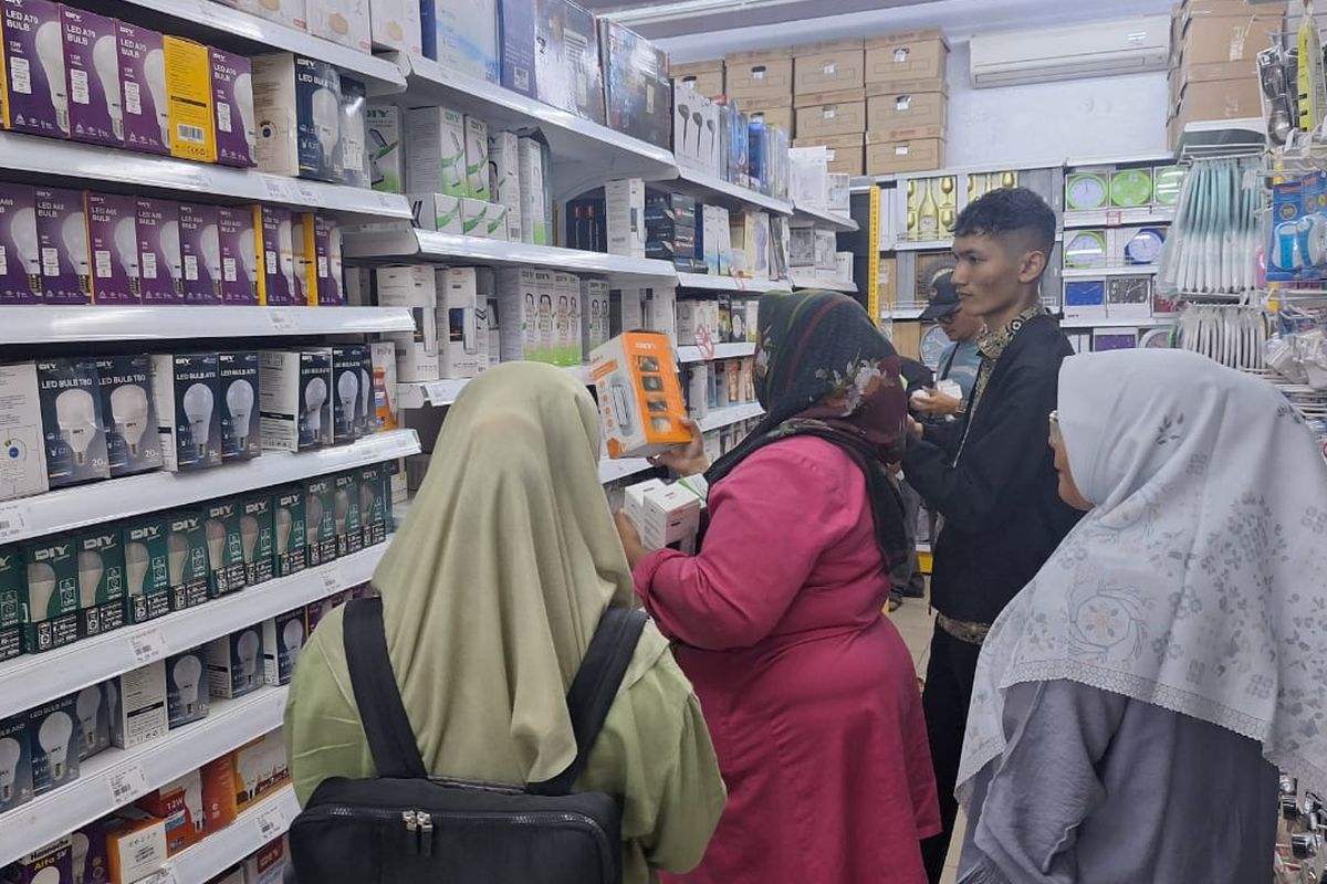 Aceh, Pemadaman listrik, lampu darurat, listrik di aceh padam, pemadaman listrik di Aceh, Warga Aceh Serbu Lampu Darurat dan Penuhi Warkop akibat Listrik Padam 3 Hari