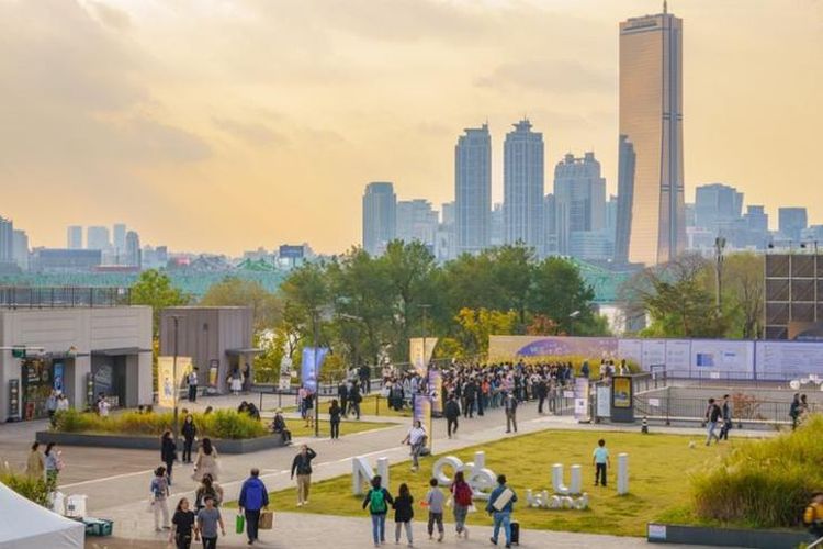 Berburu Jejak BTS di Korea Selatan, dari Gang Sempit hingga Pantai Ikonik, 1. Kantor Pusat HYBE Labels, Yongsan, 2. Kantor Lama BigHit, Nonhyeon-dong, 3. Restoran Yoojung Sikdang, 4. Geumdwaeji Sikdang, Distrik Jung, 5. Otsu Seiromushi, Yeouido, 6. Kafe Far Ben, Seongdong, 7. Pulau Nodeul, Yongsan, 8. Halte Bus Pantai Hyangho, Gangneung, 9. Pantai Maengbang, Samcheok, 10. Lapangan Terbang Mosan, Jecheon
