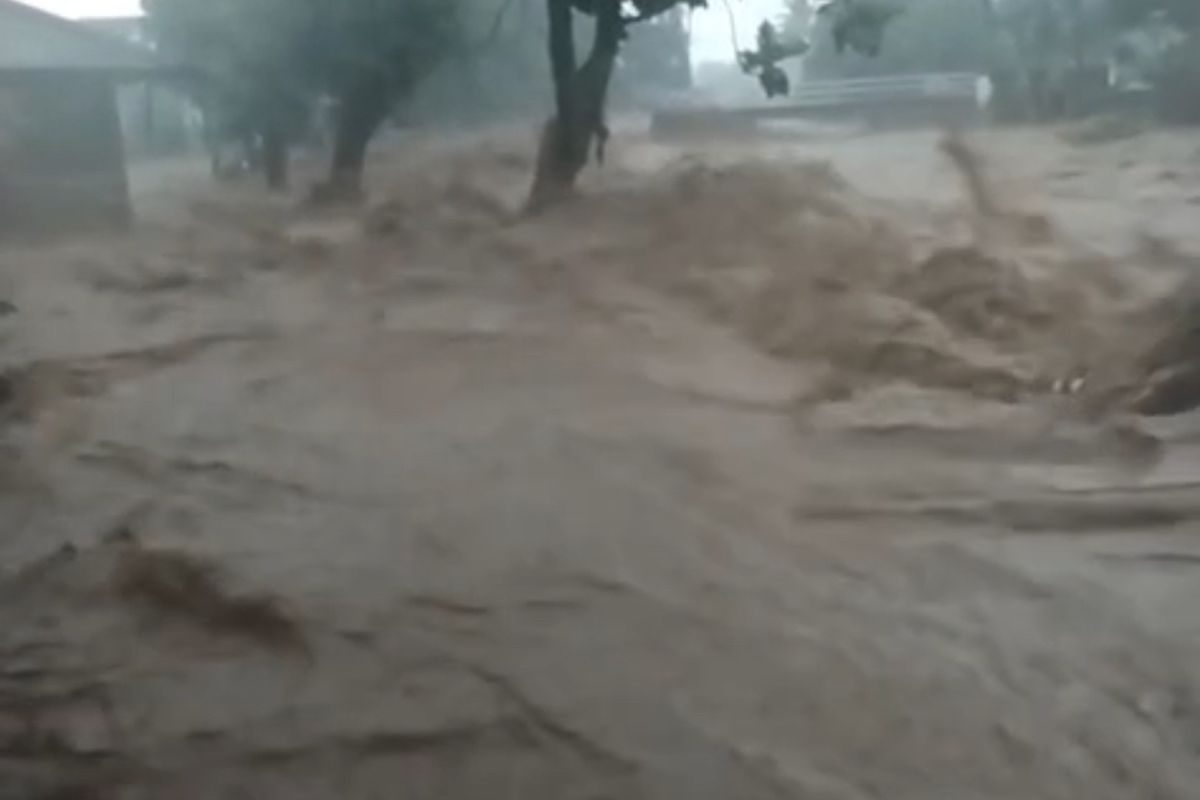 BNPB, banjir Sukabumi, longsor Sukabumi, cuaca ekstrem jabar, BNPB Kerahkan Tim Reaksi Cepat, Ribuan Warga Sukabumi Terdampak Banjir dan Longsor