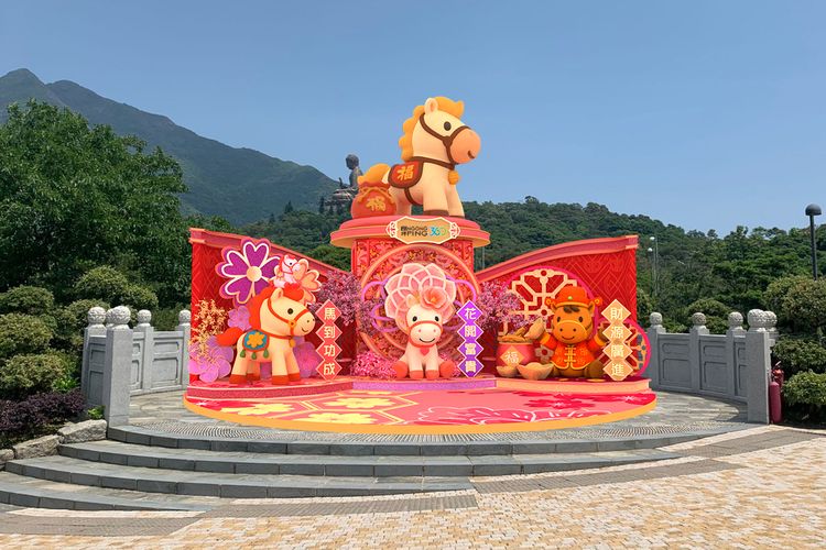 acara Imlek 2026, Serba-serbi Perayaan Imlek 2026 di Ngong Ping Hong Kong, Bisa Naik Kereta Gantung Malam Hari, 1. Spot foto keberuntungan, 2. Bertemu master feng shui, 3. Menonton pertunjukan barongsai, 4. Naik kereta gantung Ngong Ping 360 malam hari, 5. Promo MTR Tourist Day Pass