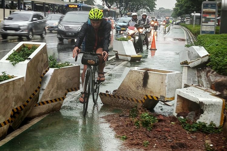 jalur sepeda, Bike to Work, Bike to Work Indonesia, pengendara motor, Hadang Motor di Jalur Sepeda, Aksi Perempuan di Sudirman Tuai Dukungan