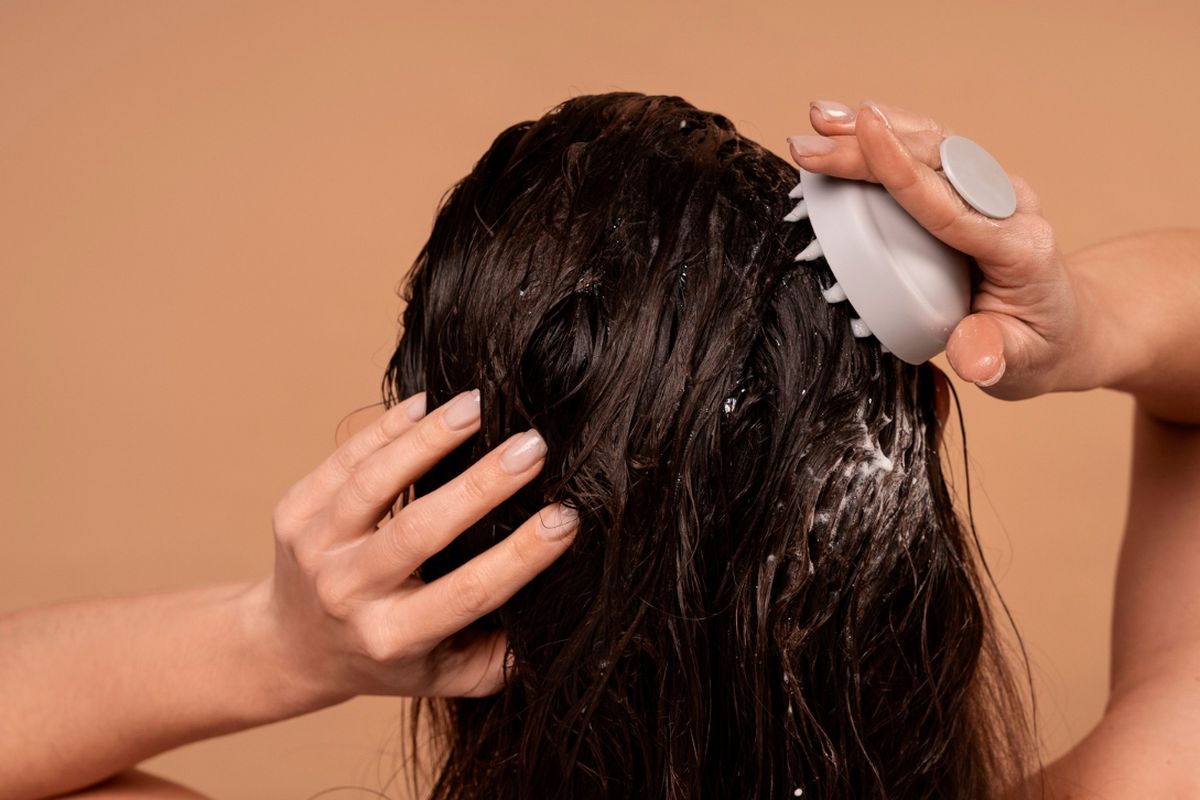 keramas, Benarkah Sering Keramas Bikin Rambut Rontok? Ini Kata Dokter Kulit, Mitos rambut rontok karena sering keramas,  Ilustrasi rambut coklat, pilihan warna rambut untuk kulit sawo matang, Kunci utama ada pada kondisi kulit kepala, Pilih sampo yang sesuai kondisi kulit kepala