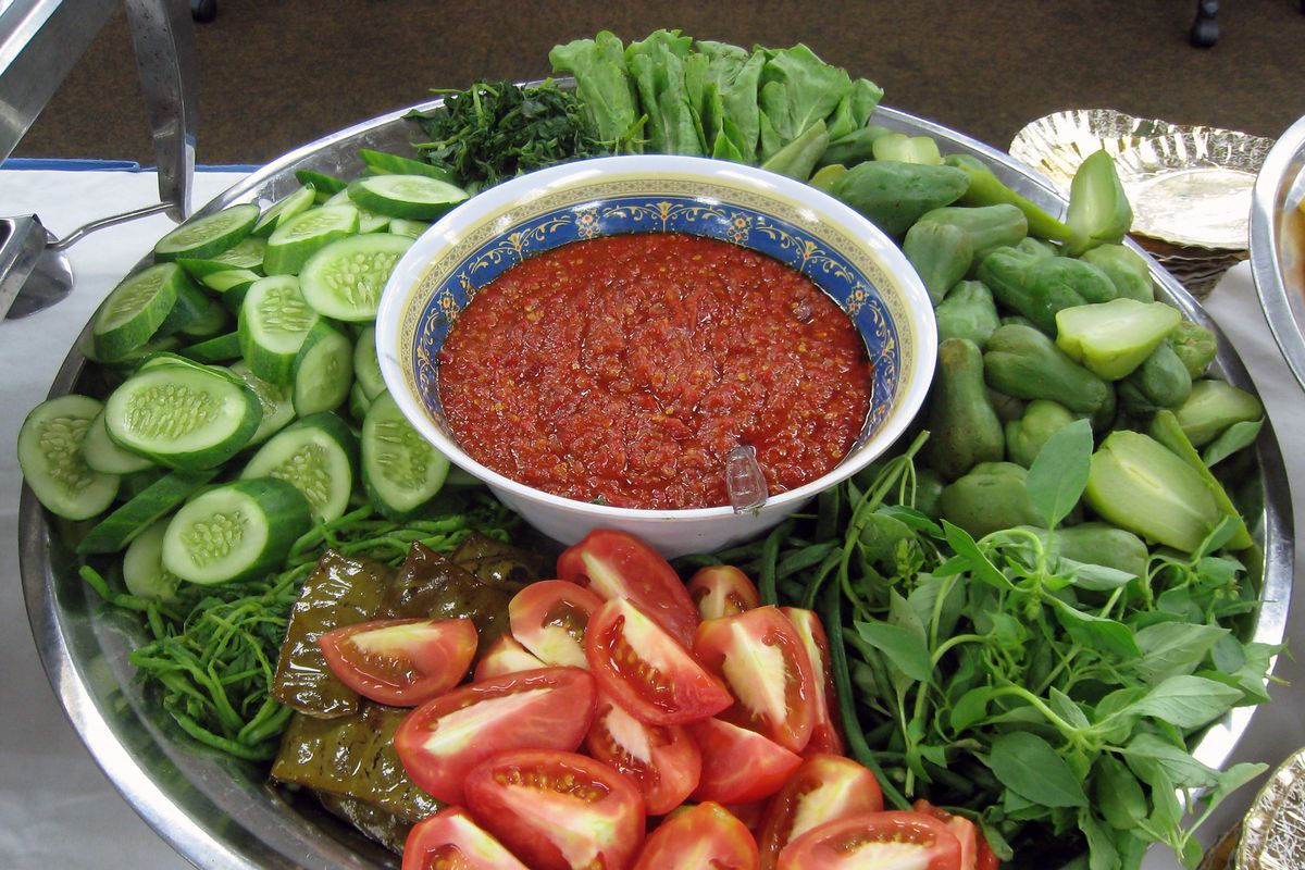 MasterChef Indonesia 12, kuliner sunda, ciri khas masakan sunda, masterchef indonesia 12, MasterChef Indonesia 12 Hadirkan Tantangan Kuliner Sunda, Ini Ciri Khas Masakan Sunda, 1. Menu lengkap dalam satu paket, 2. Tahu dan tempe goreng tak pernah absen, 3. Sambal cocol yang menggugah selera, 4. Lalapan segar sebagai ciri khas, 5. Aneka olahan ikan yang menggoda