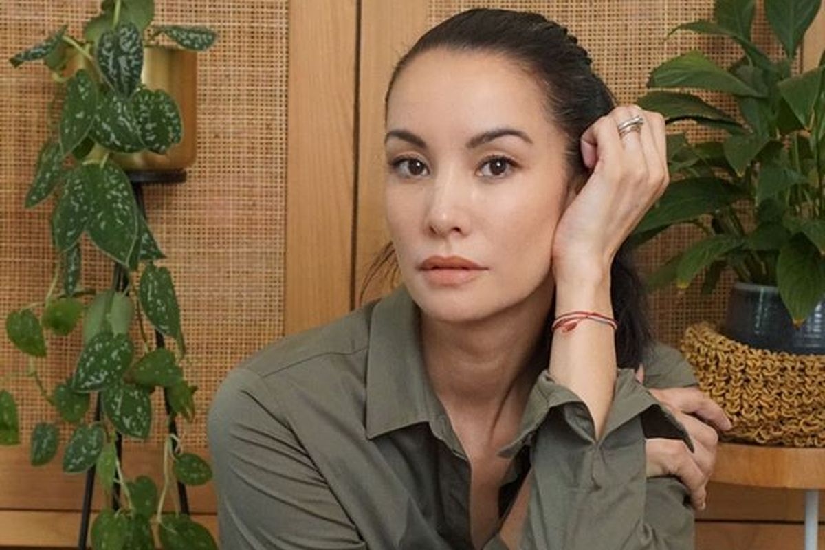 Nadya Hutagalung, kapan uban mulai muncul, Kapan uban mulai muncul, kepercayaan diri, rambut uban, penuaan alami, usia berapa uban mulai muncul, Nadya Hutagalung Pamer Rambut Beruban, Kapan Uban Mulai Muncul secara Alami?