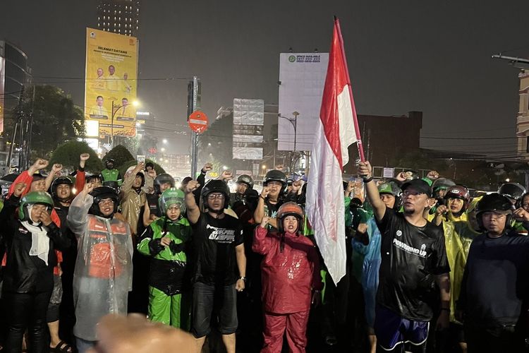 cemas dengan berita di medsos, cemas berlebihan, cemas dengan kondisi negara, mengatasi cemas akibat paparan berita negatif, Panduan dari Psikolog Atas Cemas Ketika Gejolak Politik Memanas, 1. Jaga keseimbangan antara informasi dan kesehatan mental, 2. Batasi paparan berita saat cemas berlebih, 3. Tetap ikuti perkembangan dengan bijak , 4. Atur durasi konsumsi berita dalam sehari, 5. Lakukan relaksasi dan aktivitas menenangkan, 6. Terapkan perspektif yang lebih seimbang