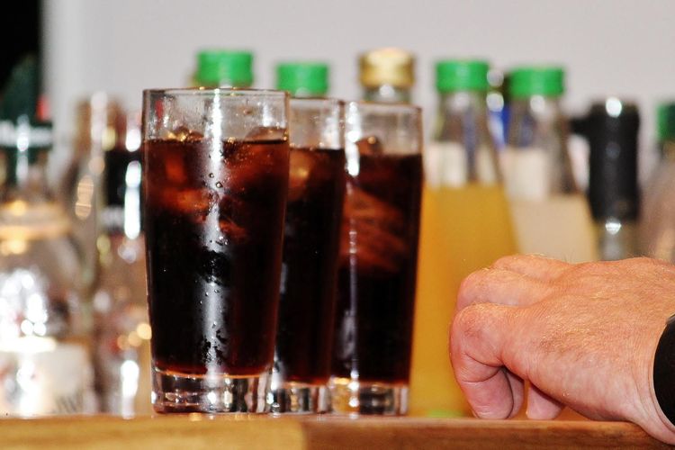 5 Minuman Umum yang Bisa Memperparah Sakit, Menurut Ahli Gizi, 2. Minuman olahraga, 3. Jus buah manis dengan gula, 4. Minuman energi, 5. Kopi manis