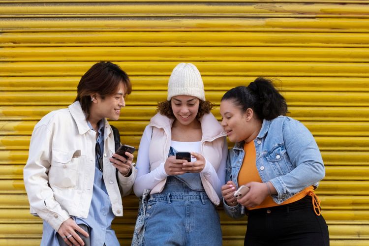 generasi milenial, Gen Z, kesehatan mental, Kebiasaan Gen Z Ini Bikin Milenial Stres, dari Komunikasi hingga Medsos, Perbedaan gaya komunikasi jadi tantangan, Bahasa psikologi sering digunakan secara luas, Media sosial jadi sumber utama informasi, Ekspresi di media sosial lebih terbuka, Perbedaan sikap terhadap pekerjaan dan kehidupan, Gaya hidup digital yang semakin intens, Perbedaan generasi memunculkan perspektif baru