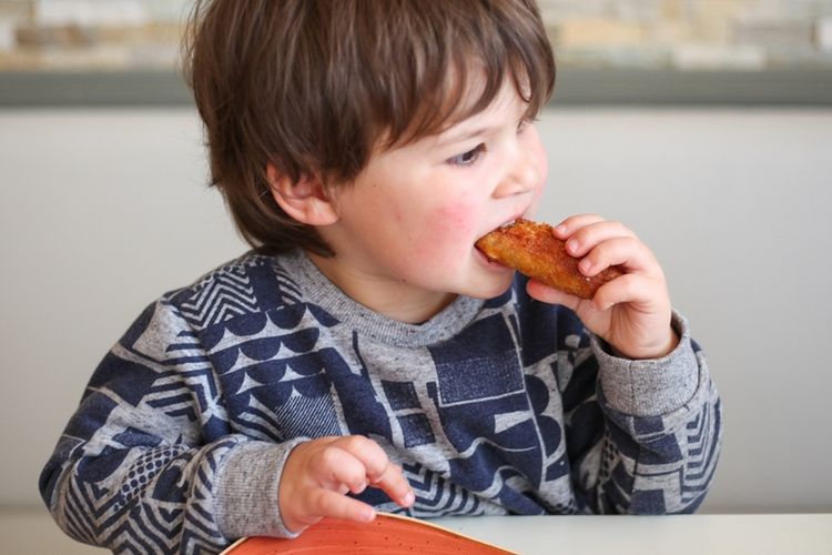 makanan manis, Diabetes pada anak, tips parenting, makanan manis anak, cara membatasi gula anak, tips parenting sehat, risiko gula berlebih, Tips Membatasi Makanan Manis pada Anak agar Tetap Sehat, Cara orangtua membatasi makanan manis untuk anak, Tantangan dari lingkungan sekitar, Dampak mengonsumsi gula berlebih pada anak, Dukungan dari kebijakan pemerintah