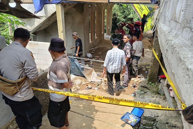 Bogor, majelis taklim, Bangunan Majelis Taklim Ambruk di Bogor, Bangunan Majelis Taklim Asobiyah ambruk, majelis taklim ambruk, Majelis Taklim Ashobiyyah, bangunan majelis taklim ambruk, majelis taklim ambruk di bogor, majelis taklim ambruk di ciomas bogor, Baru 2 Bulan Dibangun, Gedung Majelis Taklim di Bogor Ambruk, 4 Orang Tewas, Ambruk Saat Pengajian Berlangsung, Korban Meninggal dan Luka, Kesaksian Korban Selamat, Menag Nasaruddin Umar: Pembelajaran untuk Semua