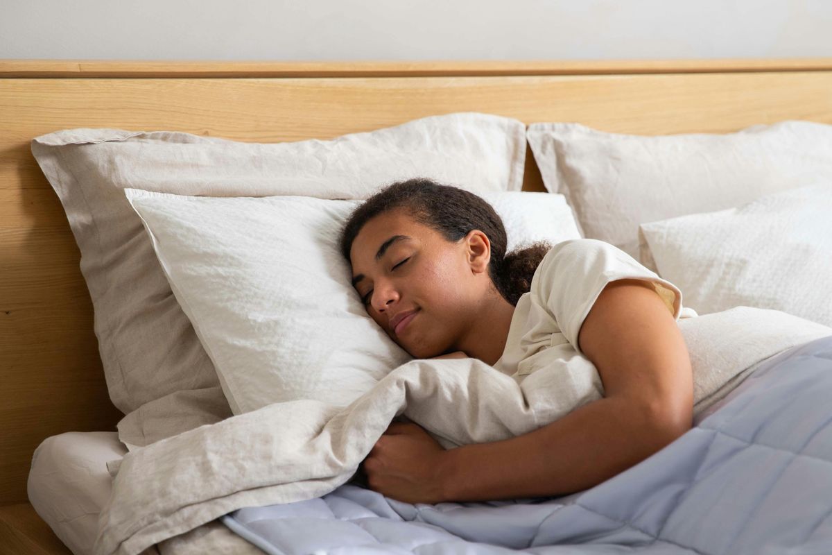 tidur siang, manfaat tidur, 5 Manfaat Tidur Siang bagi Kesehatan Otak, dari Fokus hingga Daya Ingat, 1. Meningkatkan fokus dan konsentrasi, 2. Membantu memperkuat daya ingat, 3. Mengurangi kelelahan mental, 4. Memperbaiki suasana hati, 5. Meningkatkan kemampuan berpikir dan produktivitas