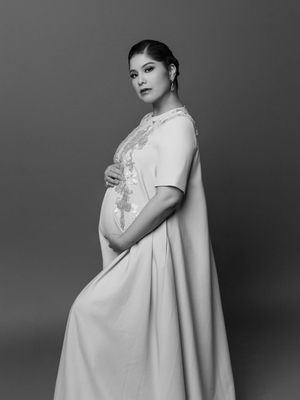 Annisa Pohan, maternity shoot, 9 Gaya Maternity Shoot Annisa Pohan di Kehamilan Kedua, Serba Monokrom, 1. Tampil serba hitam, 2. Rambut panjang bergelombang, 3. Makeup natural, 4. Gaun body fit, 5. Kompak dengan putri pertama, 6. Berpose bersama pasangan, 7. Berganti busana longgar warna terang, 8. Gaya rambut disanggul, 9. Pose profil samping yang klasik